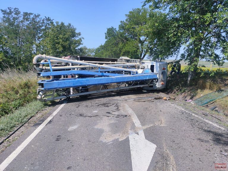 Drum blocat de un camion răsturnat
