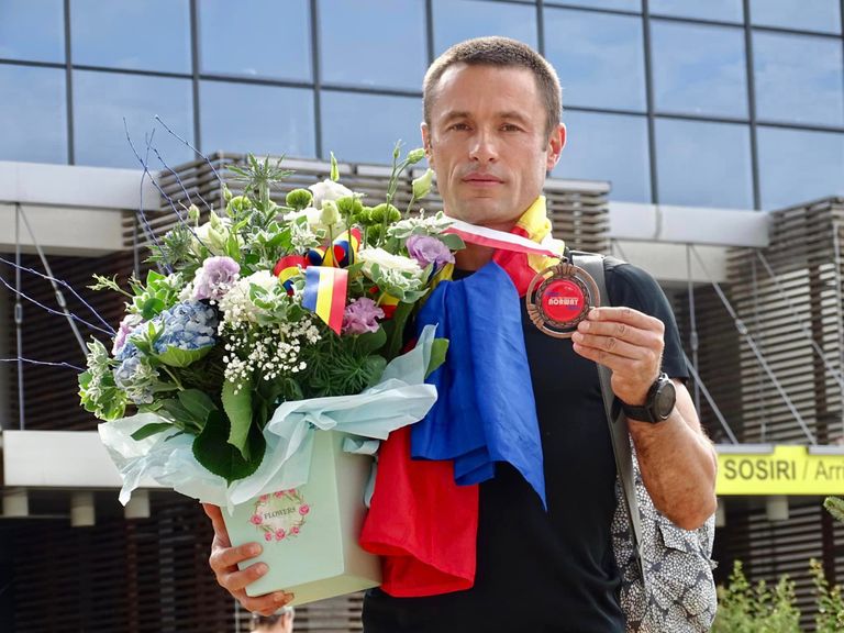 Pompierul botoșănean Iulian Rotariu s-a întors în țară