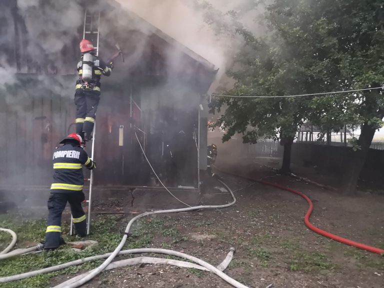 Un bărbat şi-a dat foc la casă şi a chemat pompierii. Locuinţa a fost distrusă
