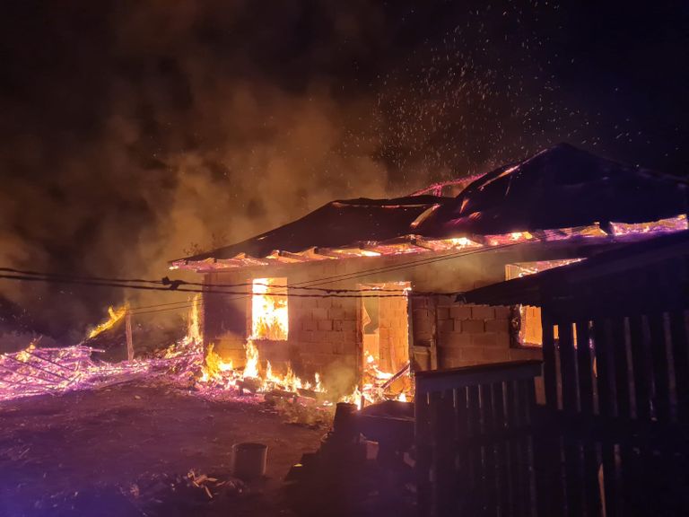 Incendiu devastator într-o gospodărie din Miorcani