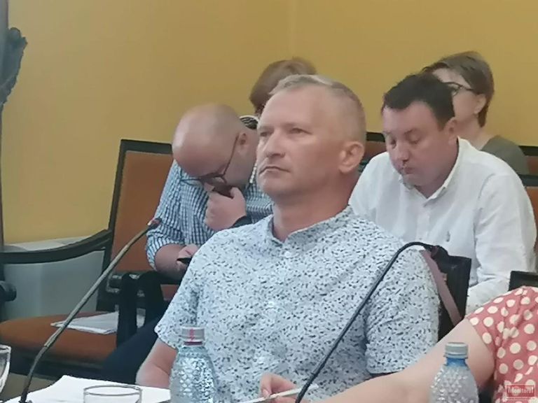 MONITORUL VIDEO: Consilierul Marcel Gheorghiță întreabă când încep lucrările de scoatere a dalelor de tramvai