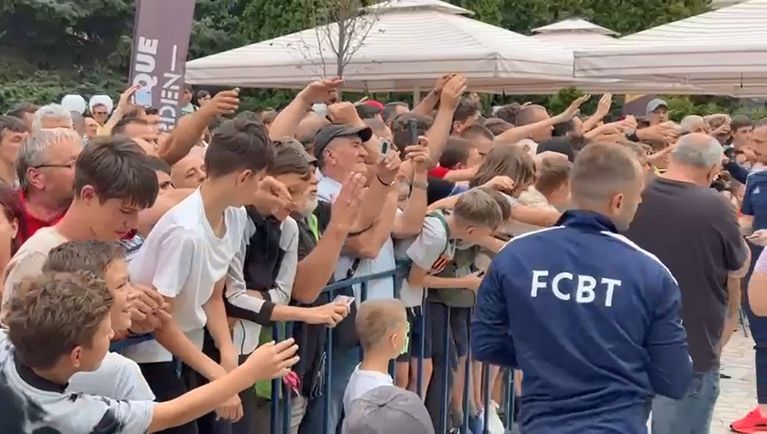 Vedetele FC Botoşani împart suveniruri fanilor care au venit la prezentarea lotului.