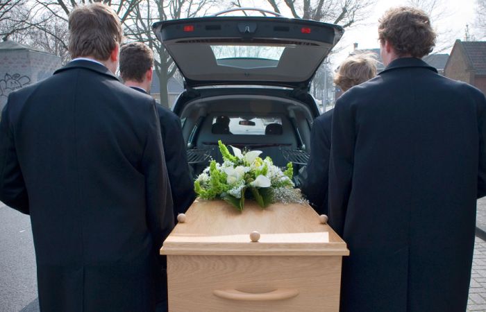 Halucinant! Un botoșănean a înscenat moartea părinților pentru a primi ajutoare de înmormântare