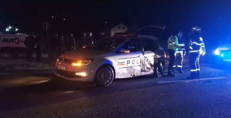 Mașină de poliție distrusă cu parul
