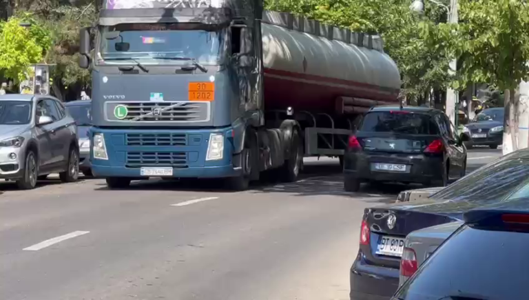 Camioanele cu ajutoare pentru ucraineni s-au rătăcit prin oraș.