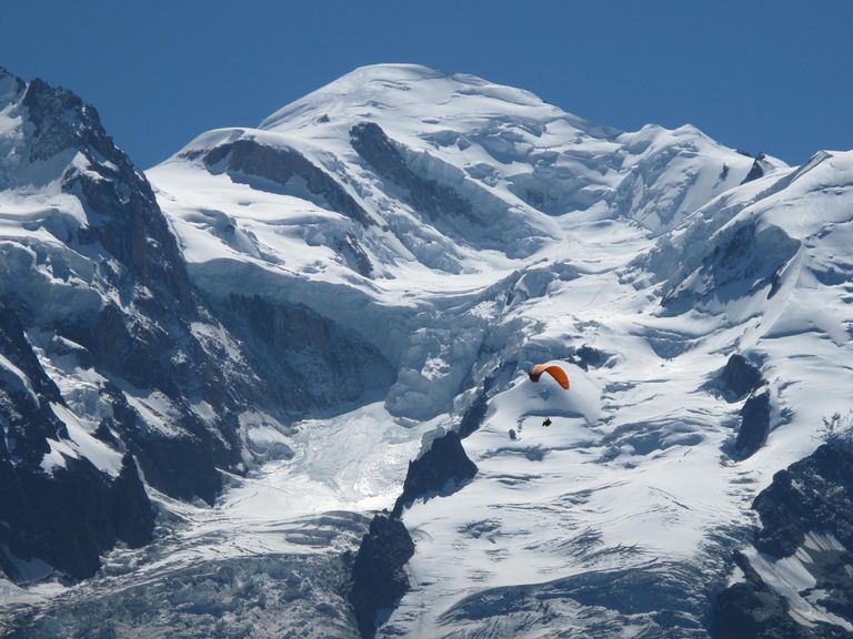 Cinci turişti români au încercat să urce pe Mont Blanc „echipați” cu pantaloni scurţi, adidaşi şi pălării de paie. Decizia radicală luată de autoritățile locale