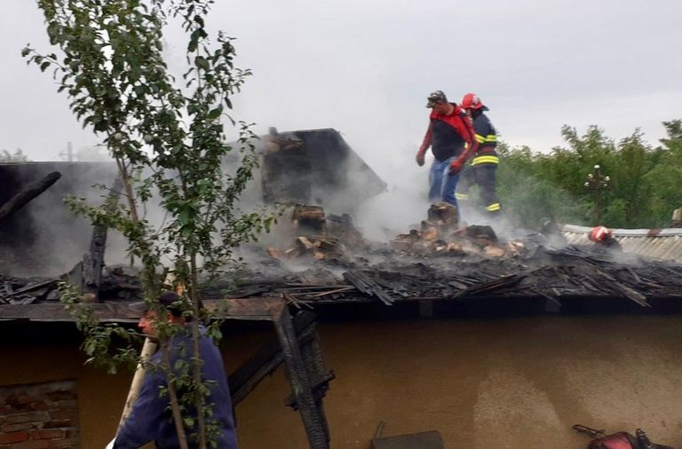 Familie rămasă fără acoperiş deasupra capului din cauza unui incendiu