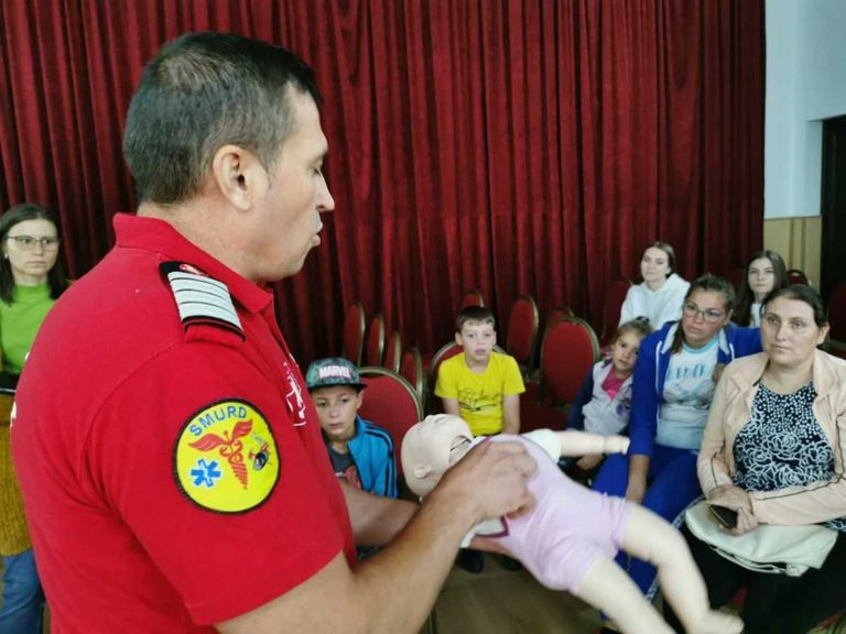 Părinți și copii învățați să evite accidentele casnice. Clipele de neatenție se pot transforma în tragedii