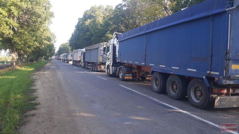 Imaginea disperării. Cozi kilometrice de camioane în Republica Moldova. Șoferii așteaptă zile în șir pentru a intra în țară (VIDEO)