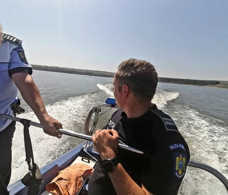 Infractori vânați din șalupă. Polițiștii de la Transporturi Navale Stânca continuă patrulările pe lacul de acumulare