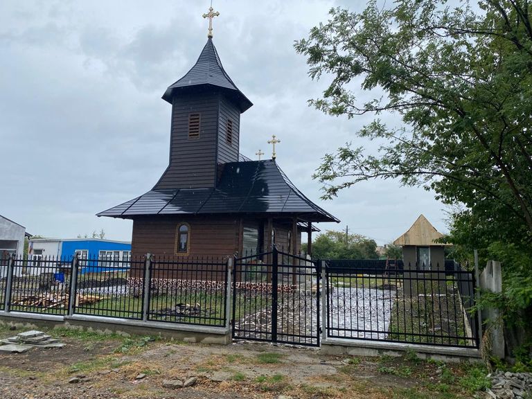 Un polițist botoșănean a ctitorit o biserică în satul bunicilor. Biserica va fi sfințită de ÎPS Teofan