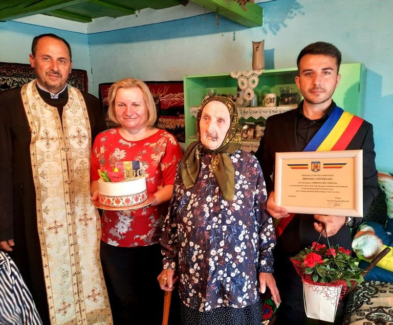 Doamnă centenară din Gorbănești, sărbătorită de familie și de autoritățile locale