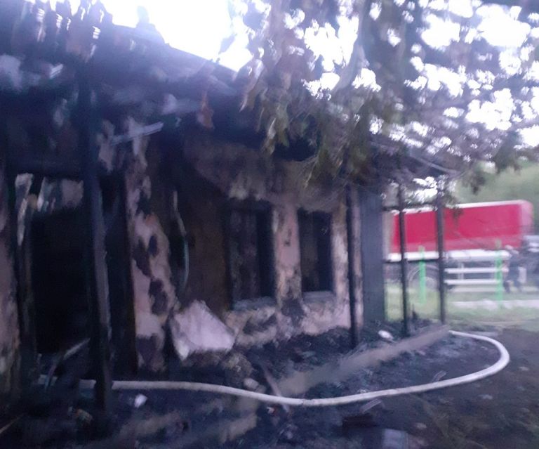 Fosta școală din satul Teișoara mistuită de flăcări din cauza jocului copiilor cu focul (VIDEO)