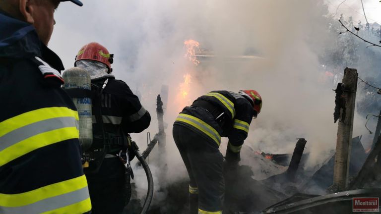 Incendiu devastator lângă Colegiul Laurian. Mai multe mașini de pompieri și ambulanțe la fața locului (video)