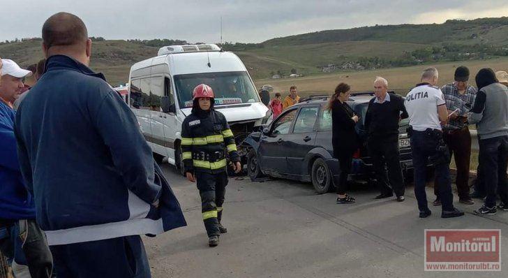 Accident grav cu un microbuz din Botoşani. 22 de persoane au fost implicate (video)