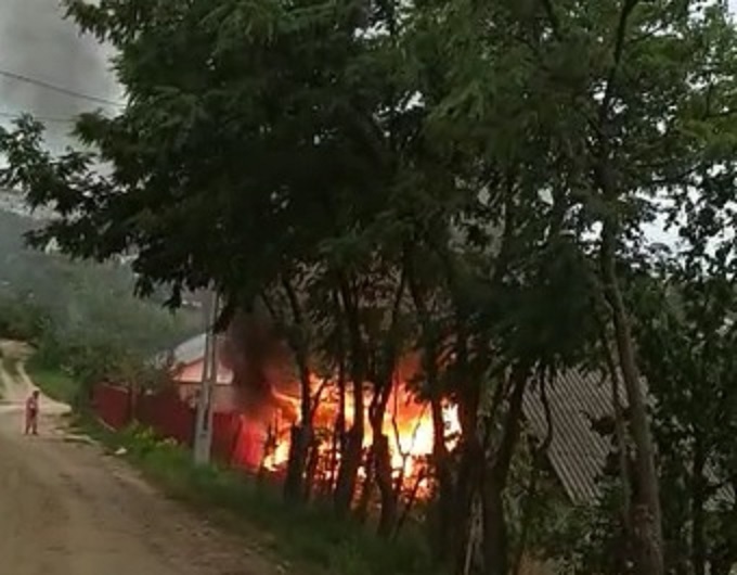 Incendiu în municipiu. Anexă făcută scrum din cauza neatenției (video)