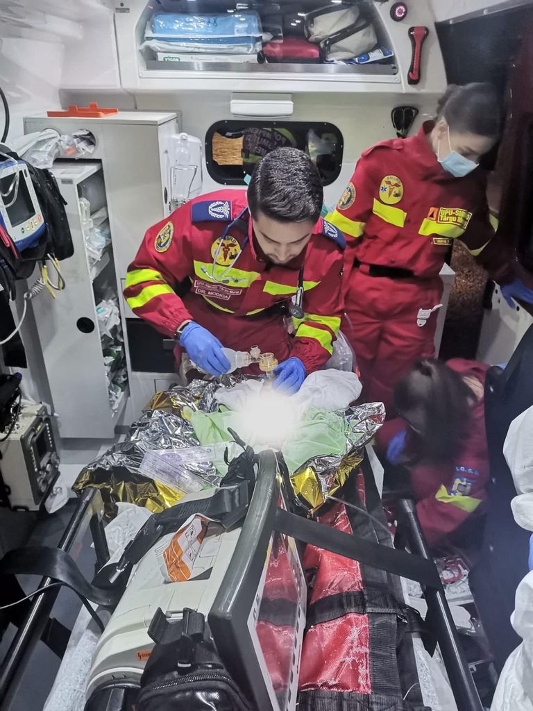 Gemeni nou-născuţi în ambulanţă, intraţi în stop cardio-respirator. Au fost salvați de trei echipaje SMURD