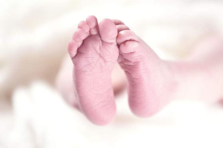 Medic ginecolog, suspectat că ar fi lăsat copii născuţi prematur să moară