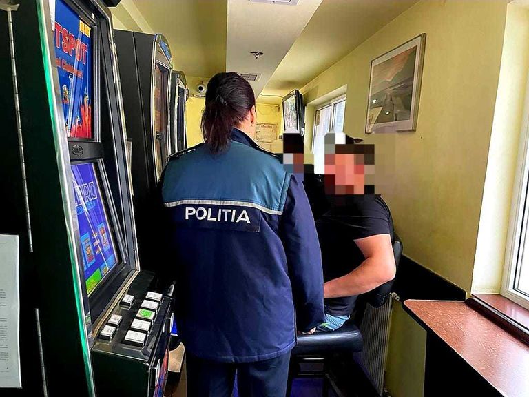 Elevi scoşi de la păcănele cu poliţia. Au fost aplicate amenzi