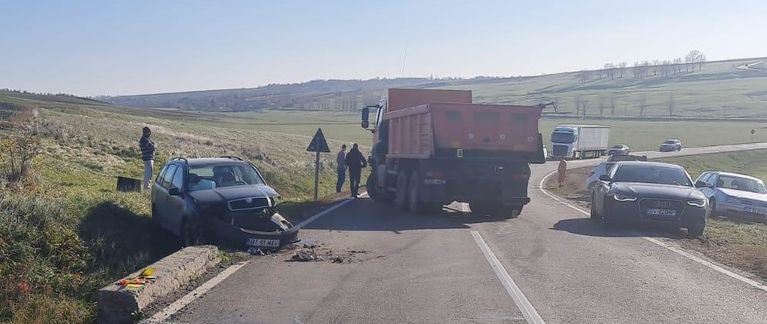 Accident violent produs de un camion de la Drumuri Naţionale (video)