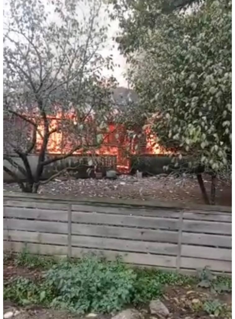 Locuință distrusă în urma unui incendiu. Proprietarul a verificat butelia cu chibritul aprins (video)
