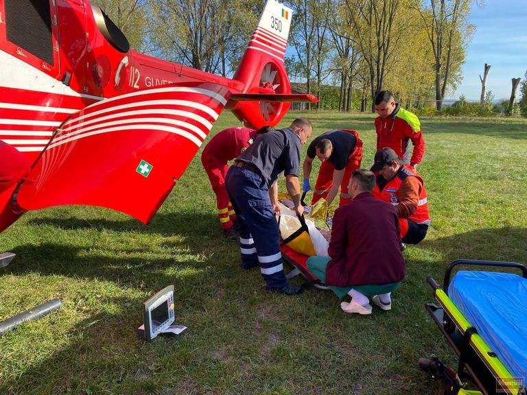 Elicopter solicitat de urgență pentru a prelua un pacient în stare gravă (video)