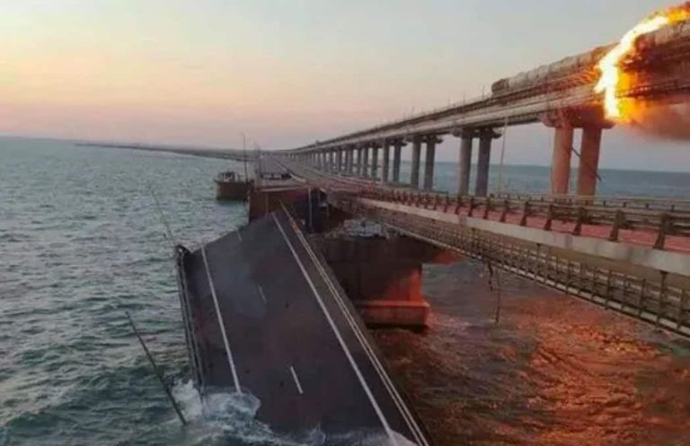 Explozie puternică pe podul care leagă Rusia de Crimeea