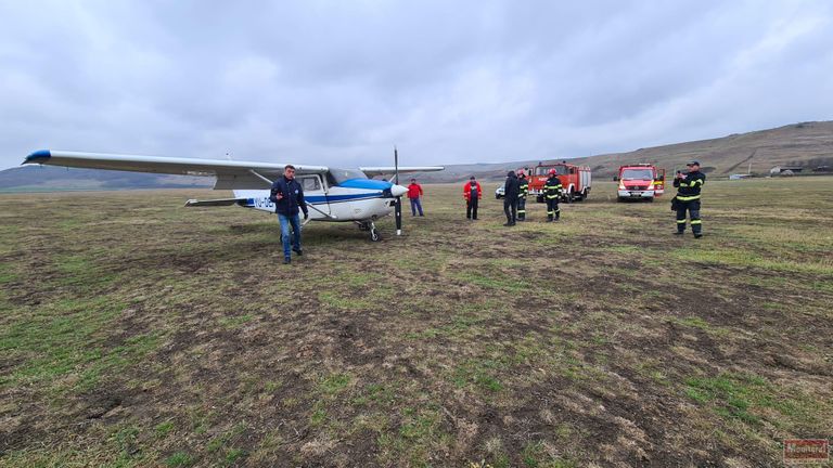 Avion aterizat forțat la granița cu Botoșaniul (video)