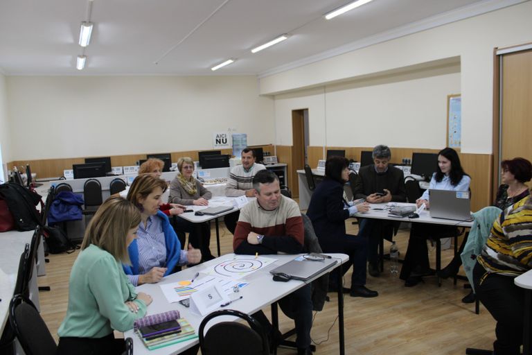 Profesorii de la Colegiul „Mihai Eminescu”, prezenți la un liceu din Bălți, Republica Moldova