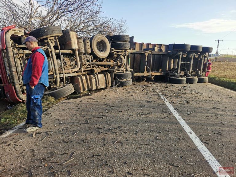 Drum blocat după ce un camion de mare tonaj s-a rasturnat (video)