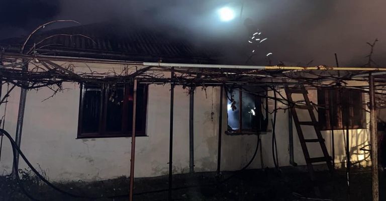 Locuință distrusă în urma unui incendiu. Pompierii au luptat cu flăcările mai bine de două ore