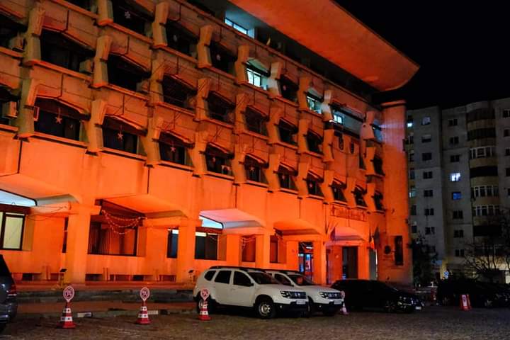 Acțiuni contra violenței. Sediile unor instituții din Botoșani iluminate în portocaliu