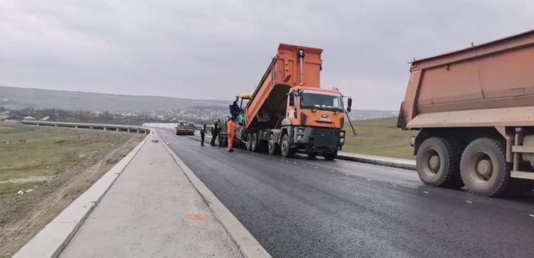 Asfalt turnat pe unul dintre viaductele de pe drumul Botoșani – Ștefănești (video)