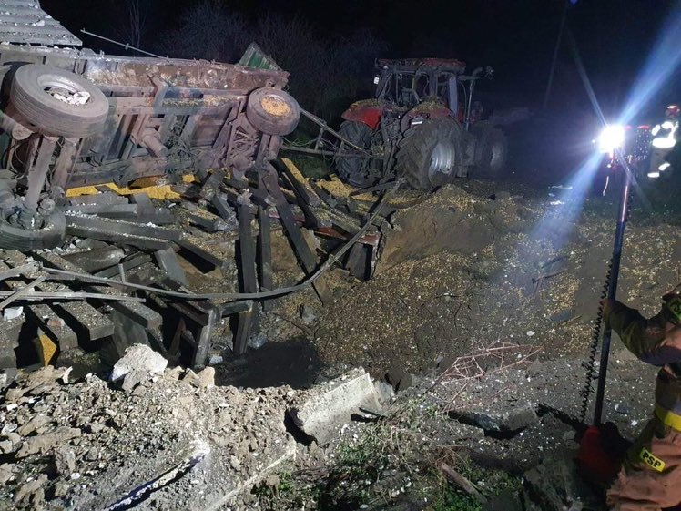 Explozie cu doi morți într-un oraș din Polonia aflat la graniță cu Ucraina. Rachetele căzute ar fi ruseşti