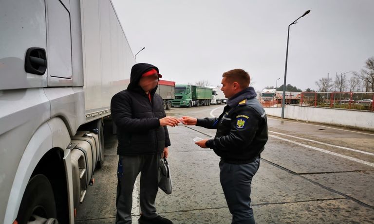 Tupeu maxim. A vrut să treacă frontiera cu un permis fals, susținând sus și tare că este autentic