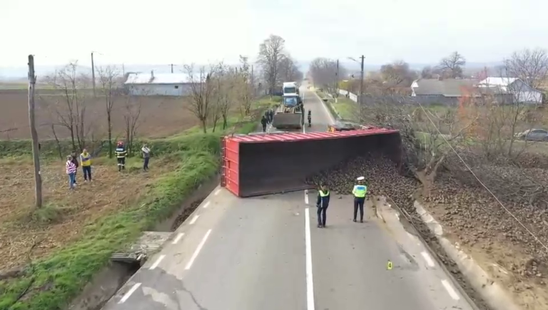 Accidentul cu camionul răsturnat filmat cu drona.