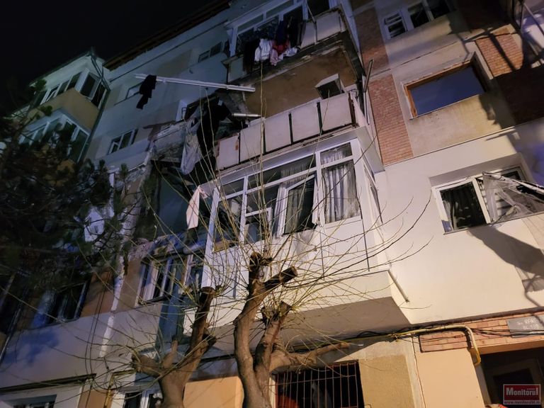 UPDATE: Cinci răniți după explozia unui bloc de locuințe (video)
