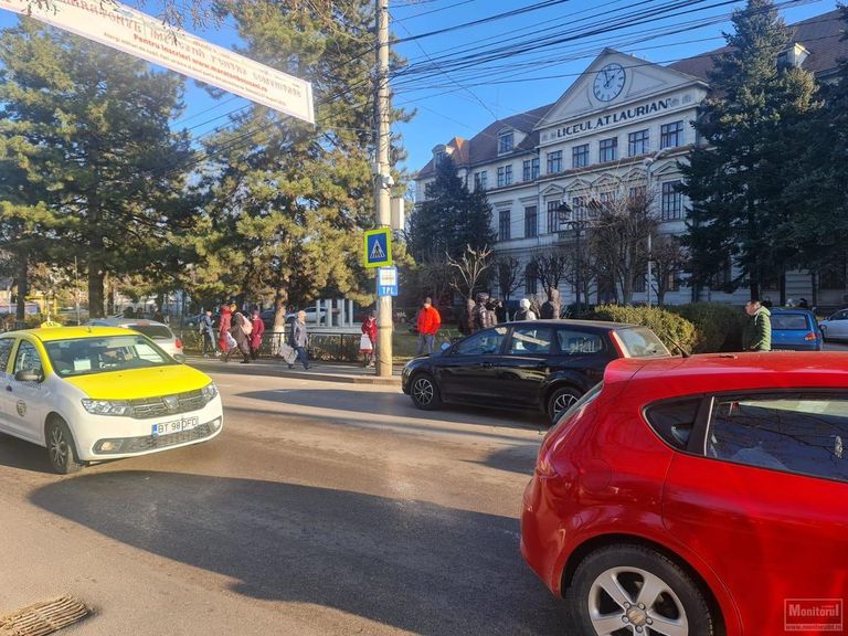 Bărbat lovit de o mașină după o traversare neregulamentară (video)