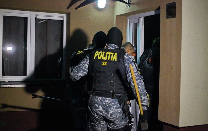 Polițiștii Serviciului de Combatere a Criminalității Organizate Botoșani au descins la Iași. Percheziții sub coordonarea DIICOT