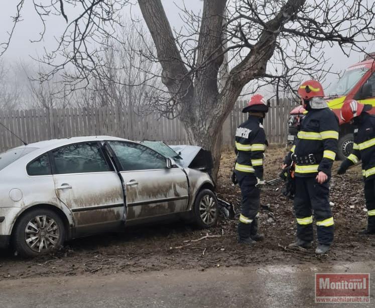 Mașină înfiptă în copac de un șofer de 22 de ani