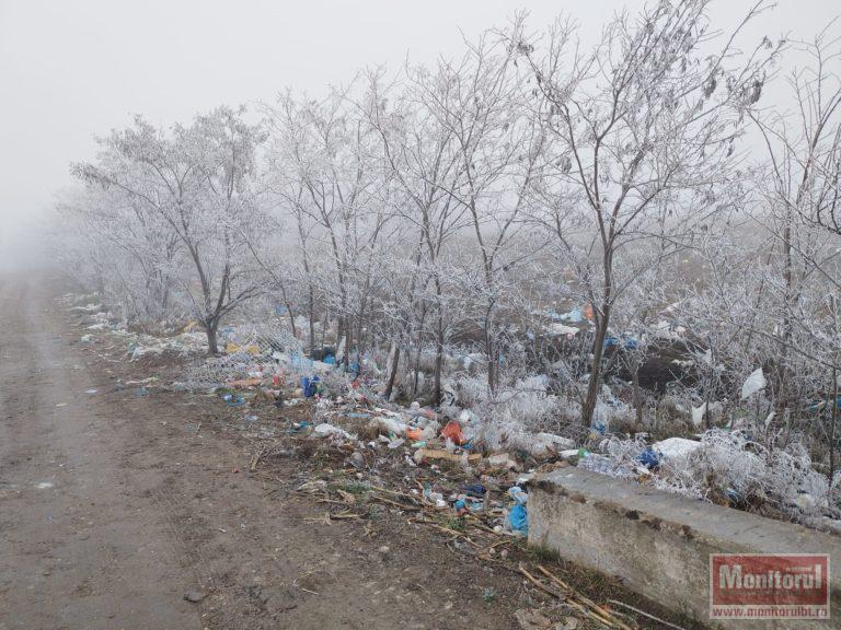 Rampă de gunoi ilegală la ieșirea din Roma. Autoritățile locale se mișcă cu încetinitorul