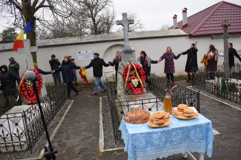Unirea Principatelor Române sărbătorită cu o horă în cimitir