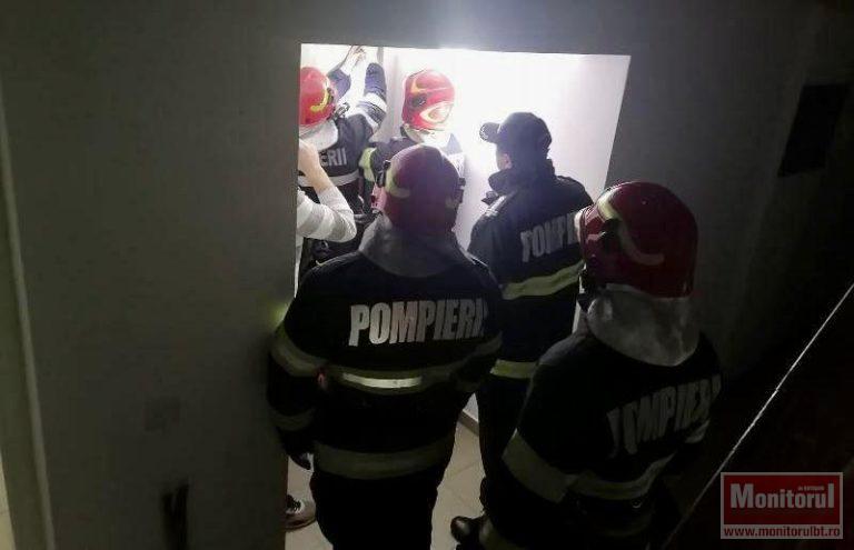 Botoşăneni eliberaţi din lift cu pompierii