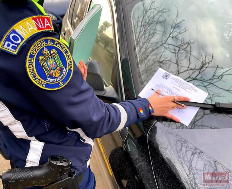 Zeci de șoferi care au oprit neregulamentar au fost amendați de polițiști