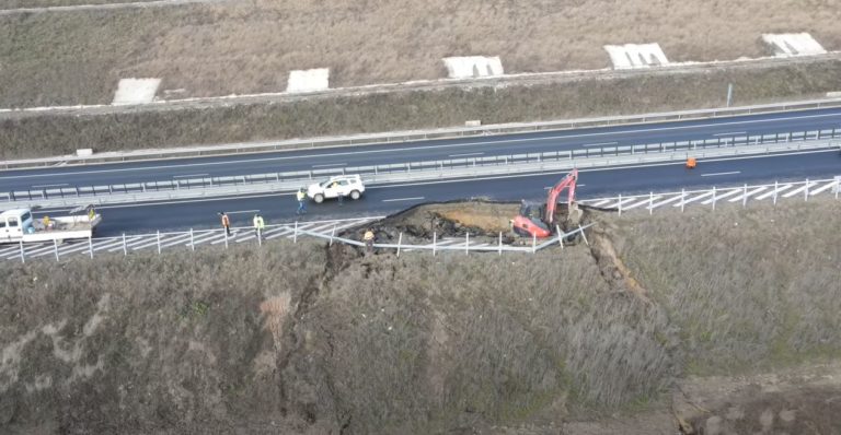 O bucată din Autostrada A 10 (Sebeș – Turda) s-a prăbușit complet, pe o porțiune de circa 20 de metri