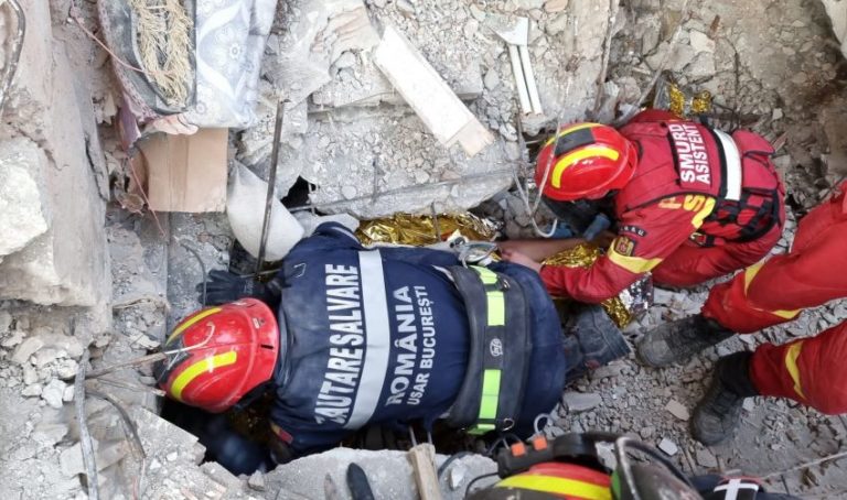 Un bărbat prins sub ruine în Turcia, salvat de pompierii români după o misiune de 12 ore