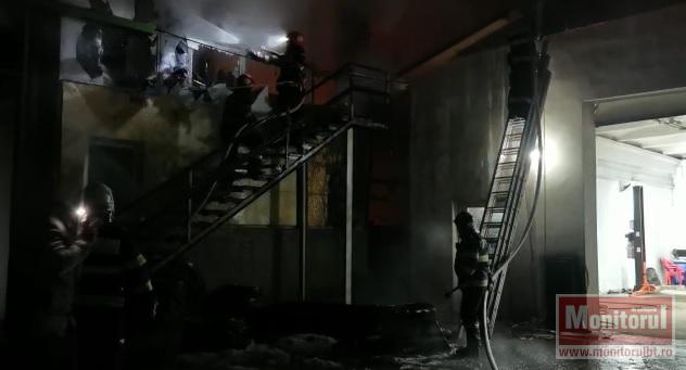 Incendiu devastator provocat de un scurtcircuit. Angajat salvat de pe acoperiș (video)