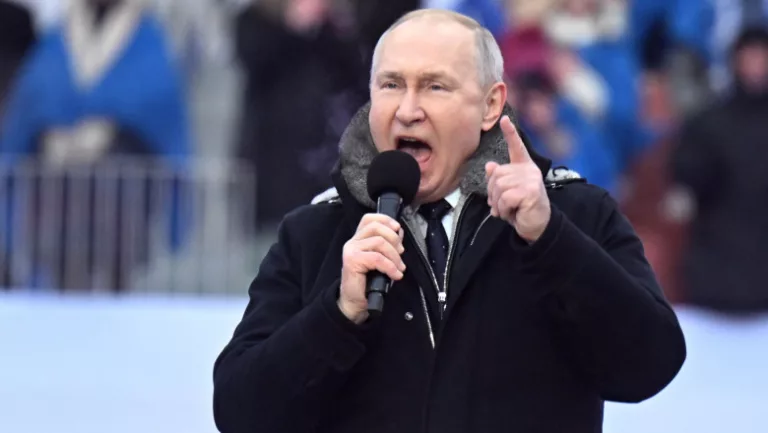 Putin îşi schimbă discursul pentru a-i păcăli pe ruşi