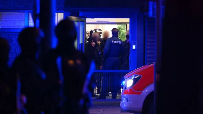 Două persoane găsite împușcate mortal pe o stradă din Hamburg