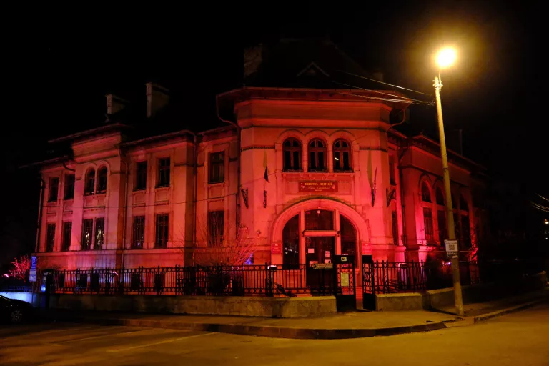 Clădiri iluminate în roșu pentru a marca Ziua mondială de luptă împotriva tuberculozei